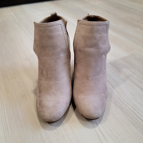 QUPID Tan Suede Ankle Booties size 5 1/2 - Picture 3 of 17